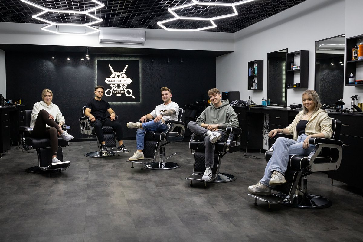 Wnętrze salonu NeedForCut: fotele barberskie, lustra i heksagonalne lampy LED
