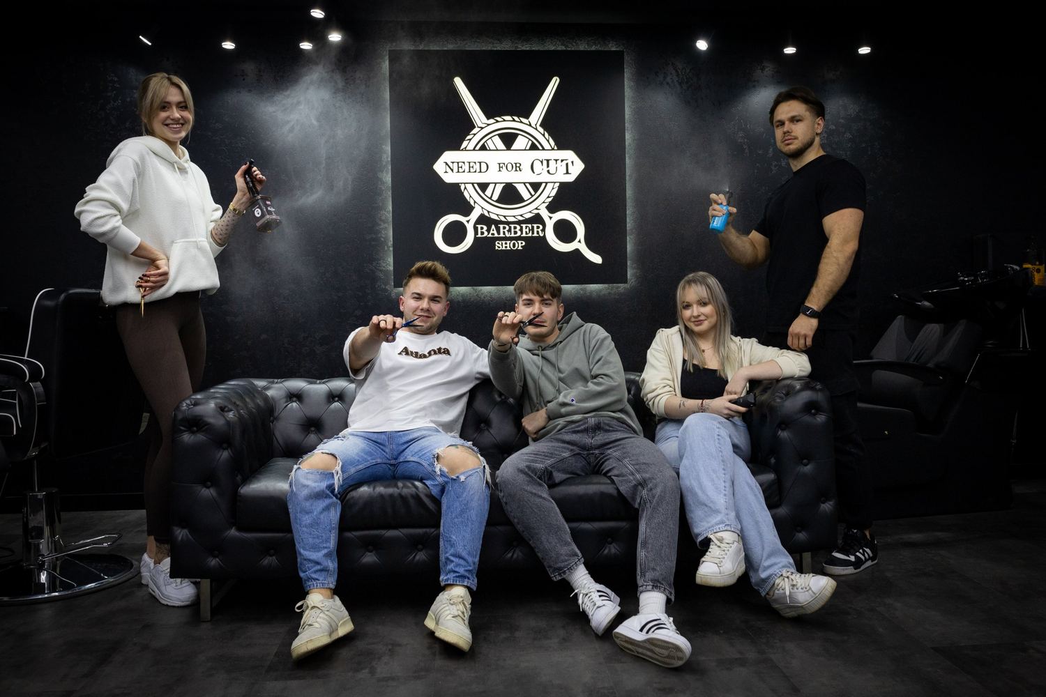 Zespół NeedForCut: Oliwka, Krystian, Damian, Julka i Przemek w salonie przy Kuflewskiej